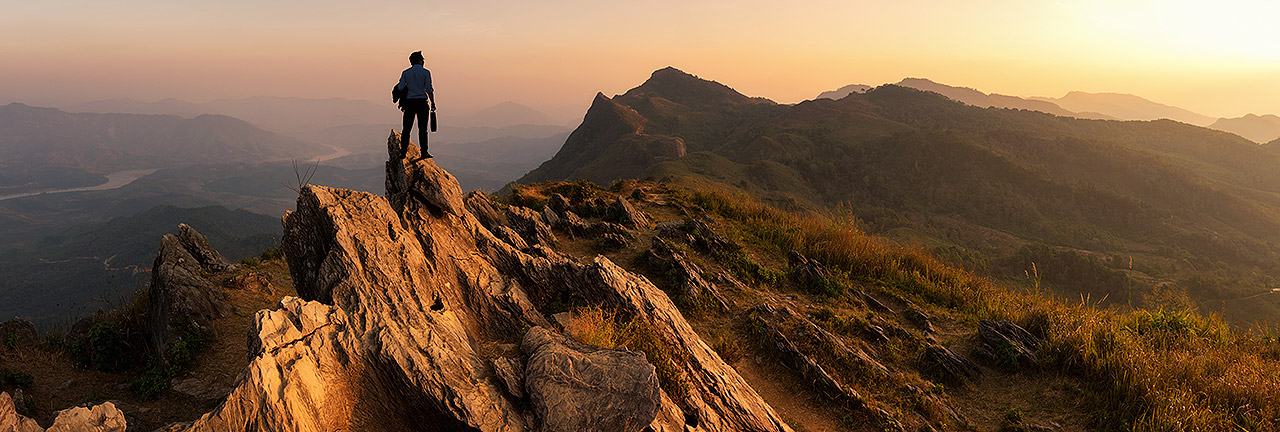 Visuel article Investissement Responsable - Homme en haut d'une montagne